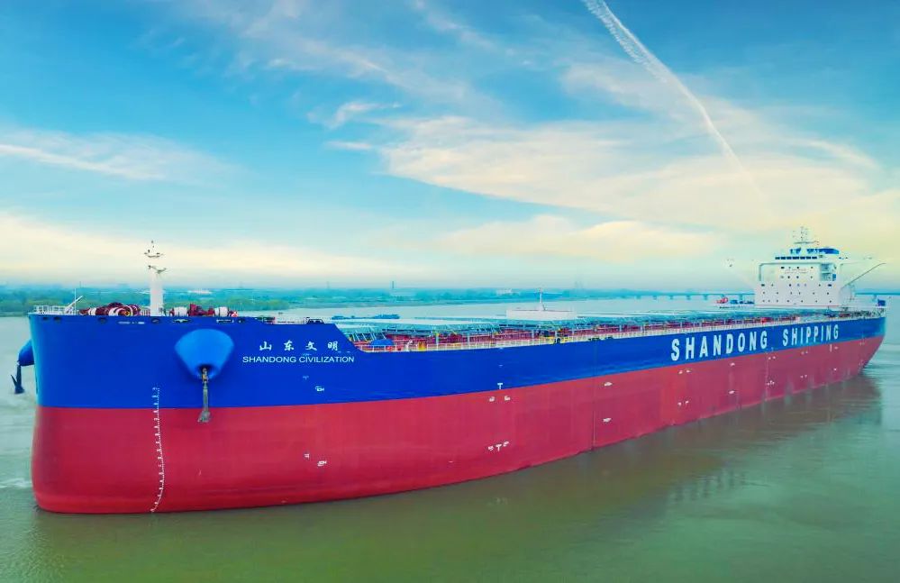 “山東文明”輪在浙江舟山順利交付,標(biāo)志著山東海運(yùn)與德國萊茵集團(tuán)10艘21萬載重噸干散貨船項(xiàng)目船舶全部建成投入運(yùn)營